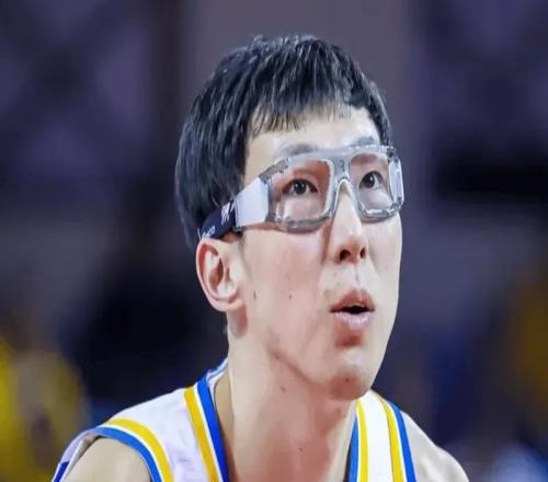 不敌吉林就输2点!周琦罚球再成卧底,许利民抢助教战术板引崩盘