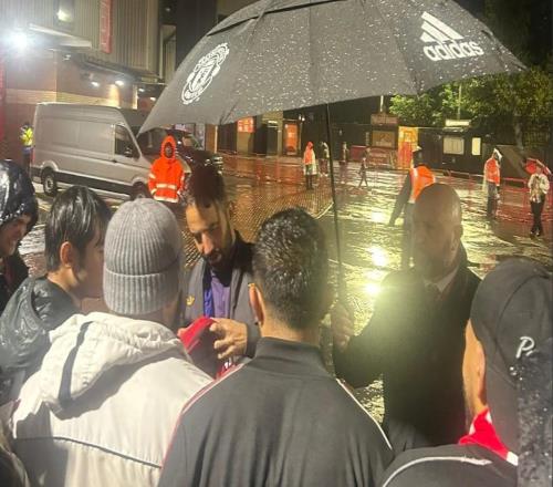 盡管冒著大雨，阿莫林賽後還是停下來給球迷們簽名