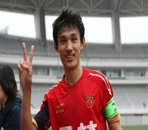 他上赛季还在踢中甲,如今却来到上港被视为李帅接班人,引发热议