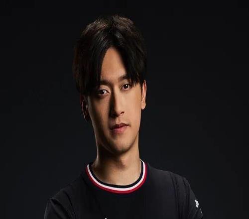 凱迪拉克發布新賽季首款賽車服，周冠宇上身圖來了！！