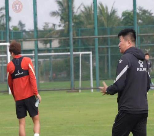 于根伟大羽硬刚！标王踢成笑话邦本腿坐麻了0进球兄弟谁开张