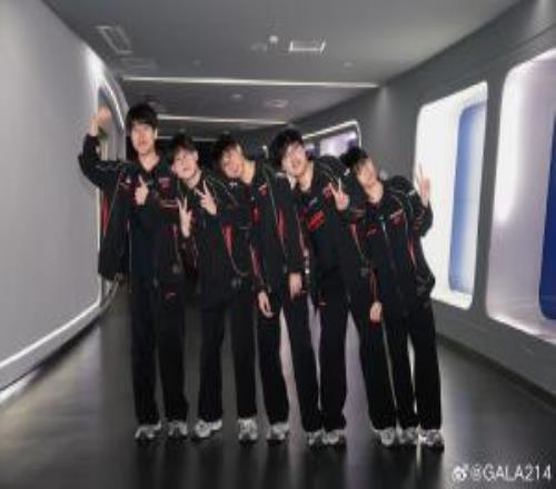 GALA：“兄弟们明天决赛加油！JDG去巴西啦！”