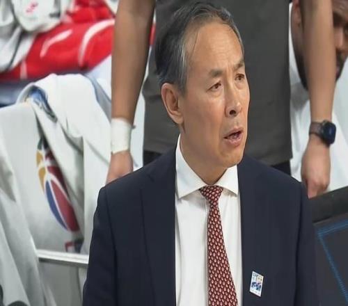 有梗!周琦北区全明星合照被调侃“脓包”反击:我不是赵睿才是