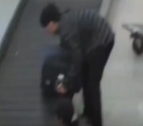 温馨的场面Viper曾在机场被拍到帮搬行李同时有说有笑