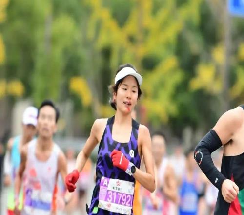 跑過(guò)肯尼亞山丘的熊娟，結(jié)束不完美的柏林