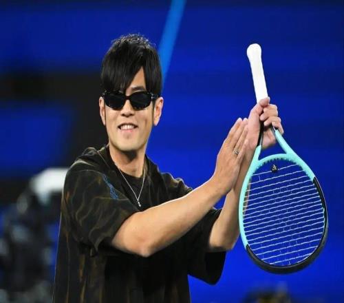 【多圖回顧】澳網(wǎng)有自己的“全明星”：杰倫上演一動(dòng)不動(dòng)、辛納阿卡觀賽化身表情帝