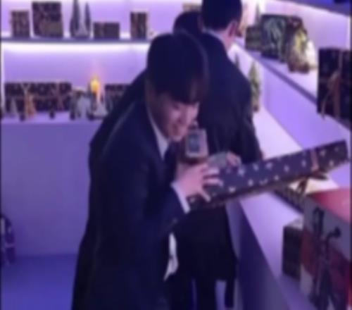 很快地掃蕩T1分享中野輔三人光顧LCK準備的禮物屋