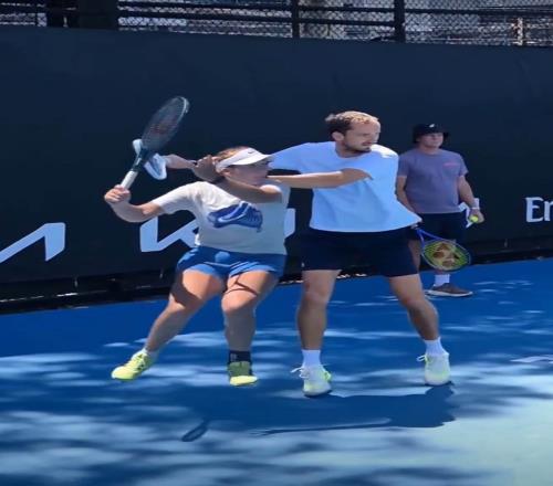 外网网友对比小安娃与梅总正手慢动作，这其中很多道理引人深思