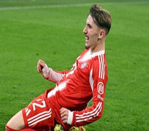 17岁拜仁神童创欧冠纪录,闪耀安联球场