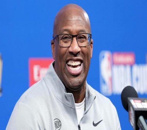 尼克斯主帅迈克布朗在NBA杯中为文班亚马祈祷,最终奏效