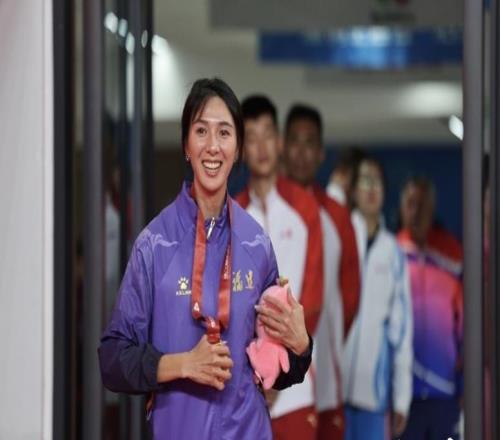 掛上十五運會田徑增設小項金牌，林雨薇、葛曼棋笑靨如花