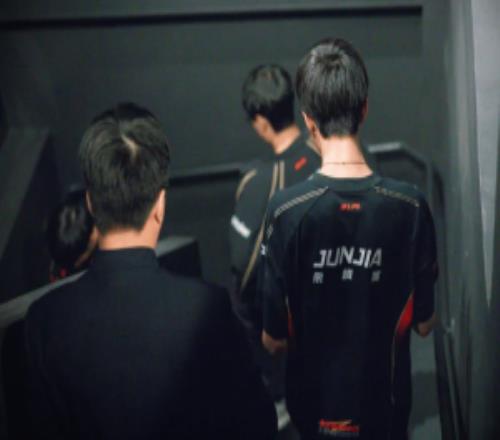 教练比你们走到早一点！LOL官推发文：JDG在2026先锋赛的最后时刻