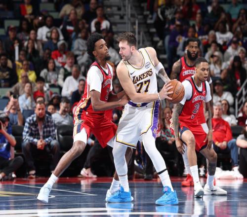 东契奇创NBA历史第1神迹,艾顿创纪录,湖人完胜鹈鹕!里夫斯31+7