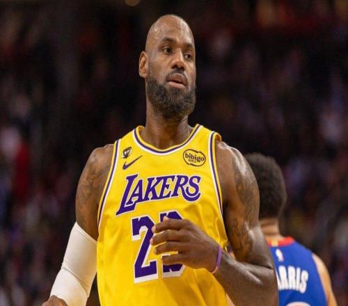 A史密斯：詹姆斯本赛季表现有力证明了他有潜力成史上最佳球员