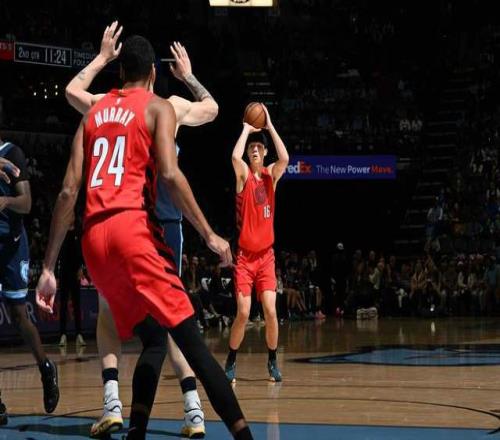 杨瀚森回应首次首发:上半场缩手缩脚发挥不咋地,向伊迪学习生存