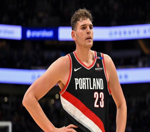 克林根首发出场24分钟,8投2中得5分15板1助0失误,正负值4