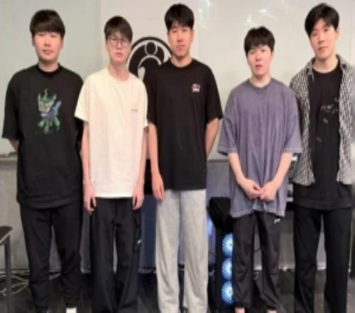 IG曬選手合照：抓兄弟們來張中秋節(jié)合照，祝大家中秋節(jié)快樂