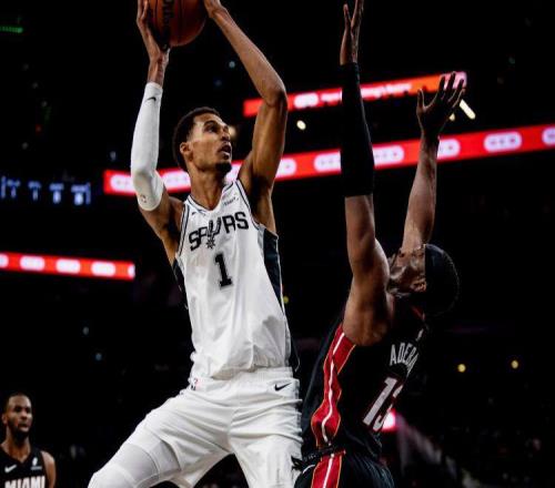 文班亚马27+18+6+5盖帽创NBA历史第1神迹,马刺5连胜创2大纪录