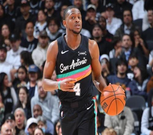 Shams:福克斯顶替字母哥参加全明星正赛,后者仍处于养伤阶段