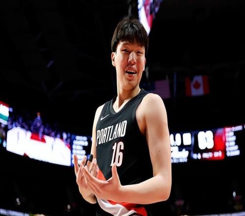 楊瀚森為什么遲遲無法在開拓者站穩(wěn)腳跟，因為實在是太“慢”了