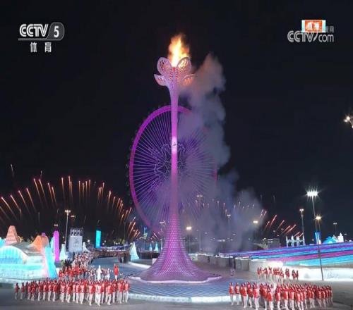 亞冬會開幕式上，中國首位速度滑冰冬奧冠軍張虹點燃亞冬會圣火