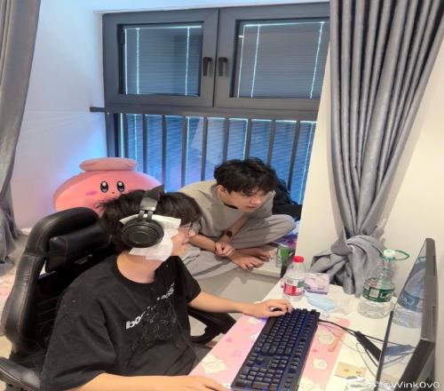 Wink分享與YSKM合照：我心軟收留了一位無家可歸的人
