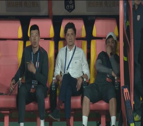 作何感想亞泰近4輪僅拿1分仍陷降級區(qū)，謝暉賽后呆坐教練席