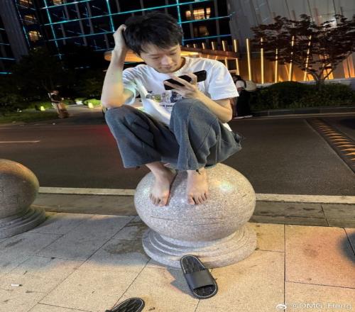 Heng抓拍Shanks光腳蹲坐在街邊石墩上：抓乞丐！