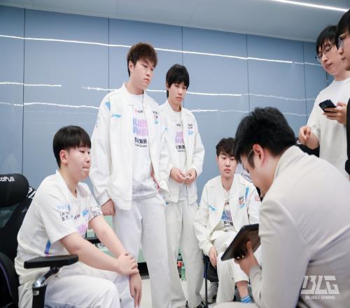 都怪休賽期亂操作BLG一度低迷休賽期扶正Wei、茂凱今日調(diào)整贏下WBG