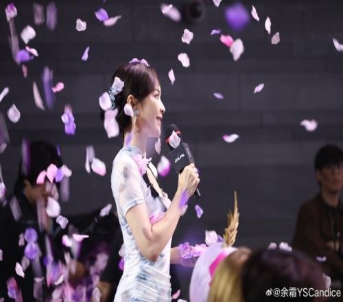 古韻流芳余霜分享照片：靈魂蓮華邂逅中式旗袍絕美的夢(mèng)幻