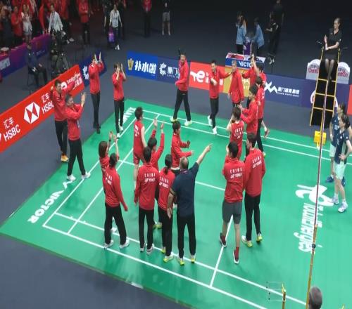 羨慕國(guó)羽奪冠后全隊(duì)圍成一圈慶祝，韓國(guó)女雙選手一旁等待握手