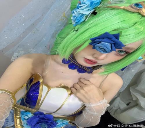 主持周敢敢曬照：搞了三個小時的妝造，淚目了