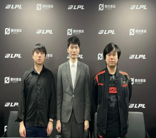 FPX賽后群訪教練隊伍整體狀態(tài)沒有之前好解決問題同時兼顧比賽