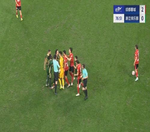 第77分鐘，奧烏蘇前場逼搶犯規(guī)，引發(fā)雙方球員沖突