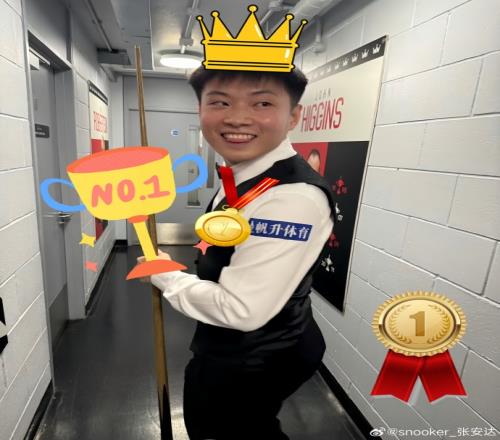 提前慶祝！張安達為趙心童P上獎杯：提前恭喜，就不熬夜看了