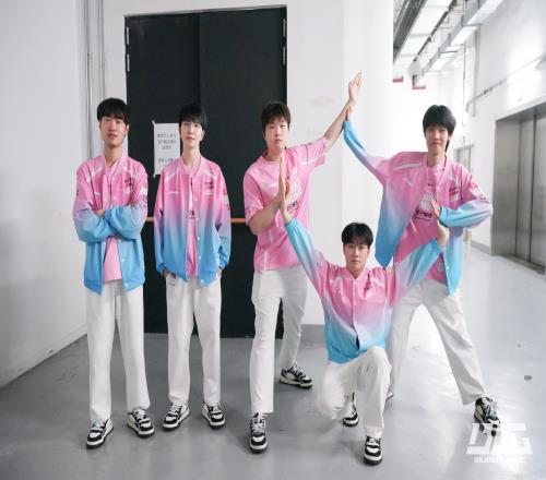 BLG曬出全員賽后慶祝合照：模仿《名偵探柯南》少年偵探團