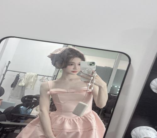 主持小悠晒照:昨天上班是粉色皮肤,出差广东的一周结束啦