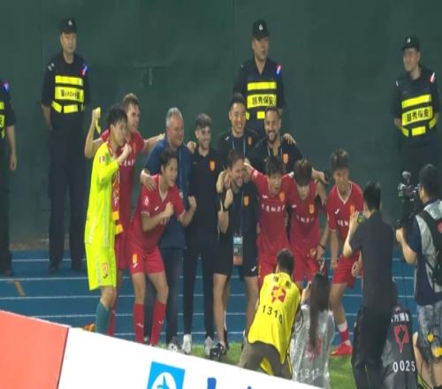 高喊"廣州隊"銅梁龍隊內多名舊將+教練與廣州隊球迷慶祝勝利