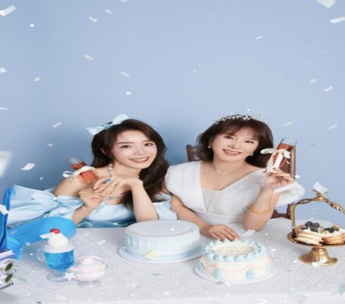 余霜分享与母亲的写真合照:希望女神妈妈永远做闪闪发光的自己