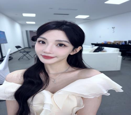 KPL美女主持人小鹿晒照:轻和一曲,春日回响