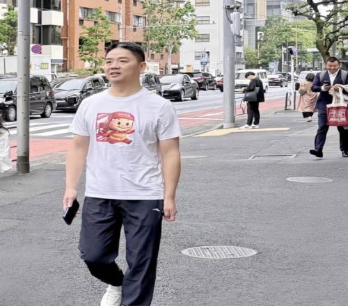 拼了!刘强东穿京东外卖猪猪侠T恤现身日本:背后还有二维码