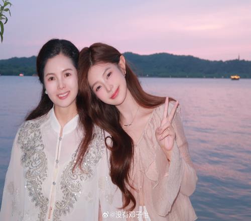 一模一样!Meiko女友晒照:爱人如养花最好的花匠是妈妈