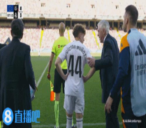 維尼修斯第88分鐘被換下！一瘸一拐走下場，替補席隊醫(yī)摸著腳踝