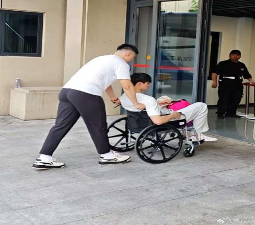 心系球隊曾凡博坐輪椅入場觀戰(zhàn)總決賽G3此前腰部重傷賽季報銷