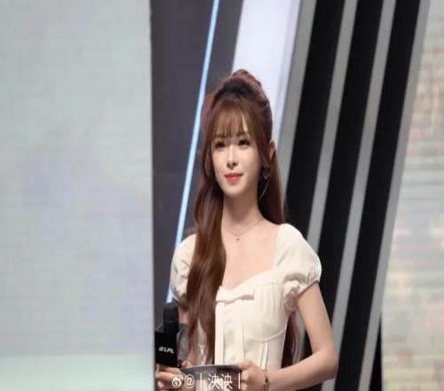 LPL女主持泱泱曬照：昨天下班回去倒頭就睡，又是元?dú)鉂M滿的一天