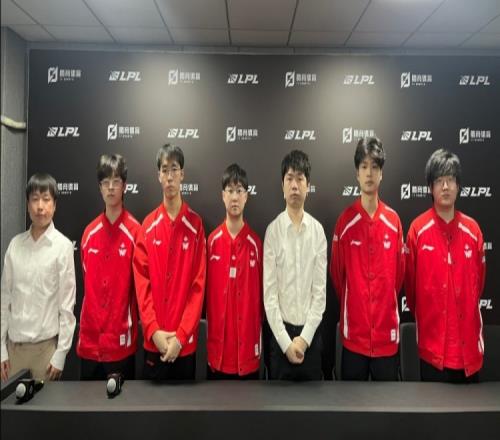 WE赛后群访教练:TT换人后磨合的可以了尽量给我们选舒服的阵容
