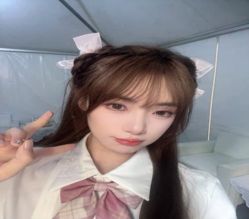 小鈺曬照：今天在重慶大學旁邊主持高校聯賽那就冒充一波女大