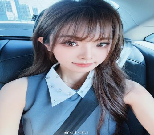LPL女主持人泱泱分享自拍：“即將抵擋戰場”
