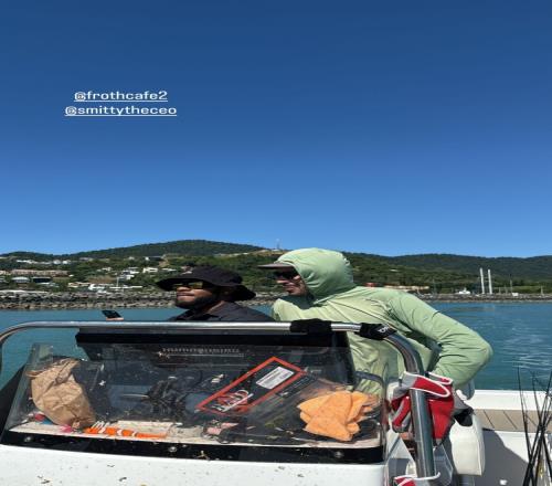 這魚怎麽樣西蒙斯INS曬照出海釣魚與友人肆意玩耍