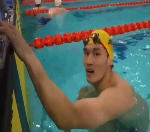 男子200米仰泳決賽：徐嘉余1分57秒56奪冠，成績達(dá)到世錦賽A標(biāo)